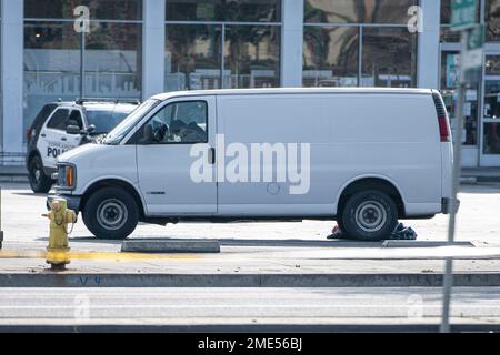 Torrance, États-Unis. 22nd janvier 2023. Une vue de la Van blanche dans laquelle le suspect de tirs de masse de Monterey Park, Huu CAN Trann (72), a été trouvé avec une blessure auto-infligée à la tête à Torrance, après avoir tué 10 personnes dans un studio de danse de salle de bal à Los Angeles, sur 22 janvier 2023. La fusillade sera l'une des plus meurtrières de l'histoire de la Californie. Un motif reste à déterminer. Crédit : SOPA Images Limited/Alamy Live News Banque D'Images