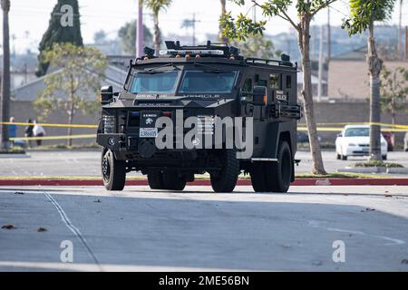 Torrance, États-Unis. 22nd janvier 2023. Un véhicule de police et une bande jaune sont visibles sur la scène où le suspect de tirs de masse de Monterey Park, Huu CAN Trann (72), a été trouvé mort à l'intérieur d'une fourgonnette blanche avec une blessure auto-infligée au pistolet à la tête, A Torrance après avoir tué 10 personnes dans un studio de danse de salle de bal à Los Angeles, sur 20 janvier 2023. La fusillade sera l'une des plus meurtrières de l'histoire de la Californie. Un motif reste à déterminer. Crédit : SOPA Images Limited/Alamy Live News Banque D'Images