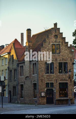 Belgique, Flandre Occidentale, Bruges, maison en briques historique au crépuscule Banque D'Images
