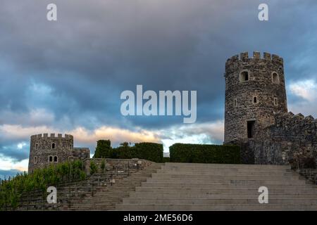 Tours de guet du château d'Akhaltsikhe (Rabati), forteresse médiévale à Akhaltsikhe, Géorgie au coucher du soleil avec ciel nuageux et coloré en arrière-plan. Banque D'Images