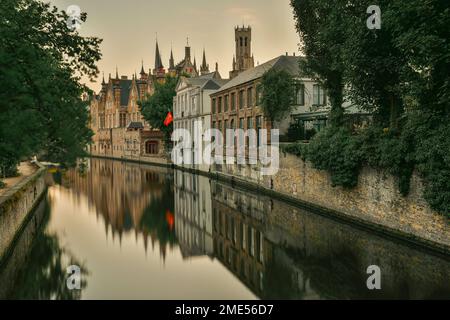Belgique, Flandre Occidentale, Bruges, Maisons se reflétant dans le canal de la ville Banque D'Images