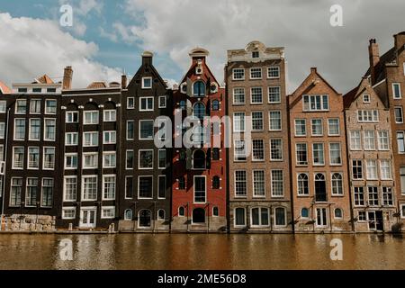 Pays-Bas, Hollande-Nord, Amsterdam, rangée de maisons de ville avec canal en premier plan Banque D'Images