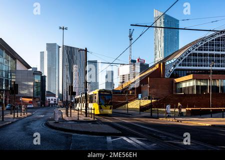 Royaume-Uni, Angleterre, Manchester, téléphérique passant la rue avec les gratte-ciel du centre-ville en arrière-plan Banque D'Images