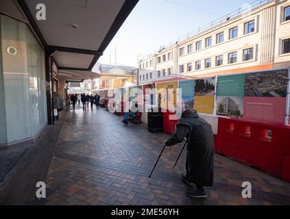 Situé au cœur de Stockport, le centre commercial Merseyway abrite plus de 90 magasins, notamment des boutiques populaires, des indépendants locaux, des attractions de loisirs, des cafés et des restaurants. Le centre construit en 1965 a été réaménagé. Article de voyage du centre-ville de Stockport. Stockport était autrefois la maison de l'industrie de fabrication de chapeaux UKs et a un musée dédié à chapeaux.Picture Credit garyroberts/worldwidefeatures.com Banque D'Images