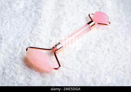 Soin de massage de grattage de la face du visage à rouleau de quartz rose Banque D'Images
