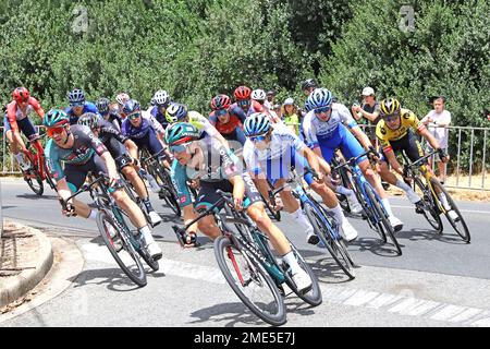 Les participants qui négocient le dernier virage avant la ligne d'arrivée à l'étape 3 du Tour Down Under de 2023 à Adélaïde, en Australie Banque D'Images