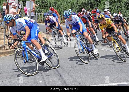 Les participants qui négocient le dernier virage avant la ligne d'arrivée à l'étape 3 du Tour Down Under de 2023 à Adélaïde, en Australie Banque D'Images