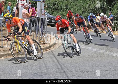 Les participants qui négocient le dernier virage avant la ligne d'arrivée à l'étape 3 du Tour Down Under de 2023 à Adélaïde, en Australie Banque D'Images