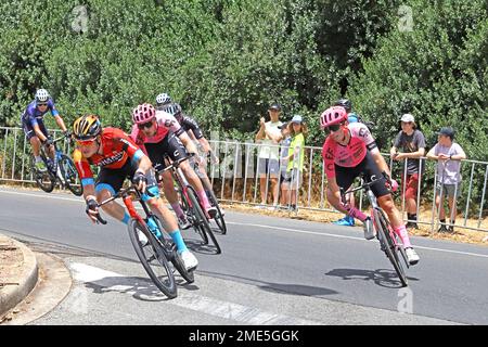 Les participants qui négocient le dernier virage avant la ligne d'arrivée à l'étape 3 du Tour Down Under de 2023 à Adélaïde, en Australie Banque D'Images