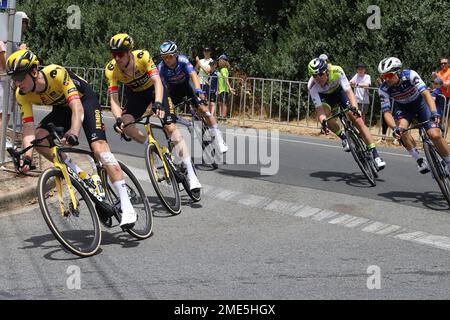 Les participants qui négocient le dernier virage avant la ligne d'arrivée à l'étape 3 du Tour Down Under de 2023 à Adélaïde, en Australie Banque D'Images