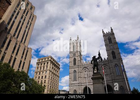 Bâtiments architecturaux anciens et monument de Maisonneuve face à la basilique notre-Dame, place d'armes, Vieux-Montréal, Québec, Canada. Banque D'Images