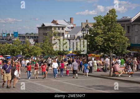 Touristes visitant la place Jacques Cartier dans le Vieux-Montréal en été, Québec, Canada. Banque D'Images