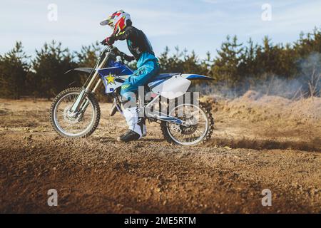 jeune homme sur un pneu de dépoussiérage de vélo Banque D'Images