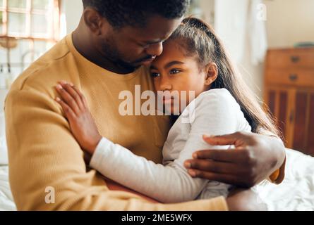 Malade, maladie et père avec son enfant avec douleur, triste ou problème dans sa chambre à leur domicile. Malade, CARE et un père africain tenant sa petite fille avec Banque D'Images