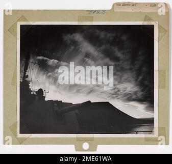 Cette image capture le ciel vaste et époustouflant vu à bord d'un navire naviguant dans la région arctique. La scène met en évidence l'environnement unique et souvent difficile auquel les marins sont confrontés lorsqu'ils opèrent dans l'un des climats les plus extrêmes de la Terre. Le ciel clair et glacé de l'Arctique présente un contraste frappant avec les conditions difficiles ci-dessous. Banque D'Images