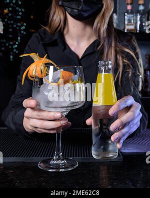 cocktail rafraîchissant servi sur un comptoir de bar. boissons Banque D'Images