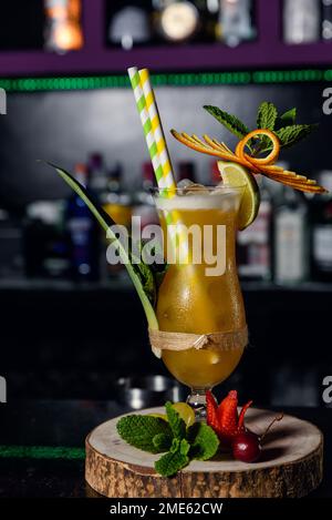 cocktail rafraîchissant servi sur un comptoir de bar. boissons Banque D'Images