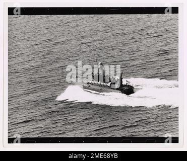 Photographie du bateau de patrouille cubain avec les réfugiés au large de l'île d'Anguilla. Bateau communiste de la marine cubaine au large de l'île d'Anguilla. Banque D'Images