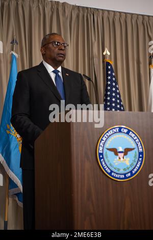 Ramstein-Miesenbach, Allemagne. 20 janvier 2023. ÉTATS-UNIS Le secrétaire à la Défense, Lloyd Austin, répond à une question lors d'un exposé de presse à la suite de la huitième réunion du Groupe de contact pour la défense de l'Ukraine à la base aérienne de Ramstein, à 20 janvier 2023, à Ramstein-Miesenbach, en Rhénanie-Palatinat, en Allemagne. La réunion ou 50 nations et organisations décident de la meilleure façon de fournir un appui militaire à l'Ukraine. Crédit : TSgt. Jack Sanders/DOD photo/Alamy Live News Banque D'Images