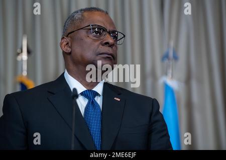 Ramstein-Miesenbach, Allemagne. 20 janvier 2023. ÉTATS-UNIS Le secrétaire à la Défense, Lloyd Austin, répond à une question lors d'un exposé de presse à la suite de la huitième réunion du Groupe de contact pour la défense de l'Ukraine à la base aérienne de Ramstein, à 20 janvier 2023, à Ramstein-Miesenbach, en Rhénanie-Palatinat, en Allemagne. La réunion ou 50 nations et organisations décident de la meilleure façon de fournir un appui militaire à l'Ukraine. Crédit : TSgt. Jack Sanders/DOD photo/Alamy Live News Banque D'Images