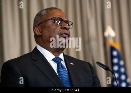 Ramstein-Miesenbach, Allemagne. 20 janvier 2023. ÉTATS-UNIS Le secrétaire à la Défense, Lloyd Austin, répond à une question lors d'un exposé de presse à la suite de la huitième réunion du Groupe de contact pour la défense de l'Ukraine à la base aérienne de Ramstein, à 20 janvier 2023, à Ramstein-Miesenbach, en Rhénanie-Palatinat, en Allemagne. La réunion ou 50 nations et organisations décident de la meilleure façon de fournir un appui militaire à l'Ukraine. Crédit : TSgt. Jack Sanders/DOD photo/Alamy Live News Banque D'Images