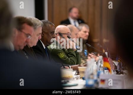 Ramstein-Miesenbach, Allemagne. 20 janvier 2023. ÉTATS-UNIS Le secrétaire à la Défense, Lloyd Austin, au centre, écoute les orateurs à la huitième réunion du Groupe de contact pour la défense de l'Ukraine à la base aérienne de Ramstein, à 20 janvier 2023, à Ramstein-Miesenbach, en Rhénanie-Palatinat, en Allemagne. La réunion ou 50 nations et organisations décident de la meilleure façon de fournir un appui militaire à l'Ukraine. Crédit : TSgt. Jack Sanders/DOD photo/Alamy Live News Banque D'Images