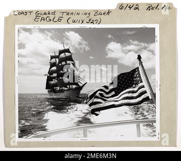 Formation de la Garde côtière Bark Eagle (WIX 327). États-Unis Drapeau cadre l'écorce d'entraînement EAGLE de l'académie de la Garde côtière car elle affiche fièrement plus de 21 000 pieds carrés de voile coupant à travers les casquettes blanches au large de Cape Henry, en Virginie [Virginia] à l'occasion de sa croisière d'été annuelle de pratique des cadets, elle forme les cadets de la Garde côtière en matelots de base. Note: Cette photo a remporté la première place dans la classe d'images dans le concours annuel parrainé par l'Université du Missouri, le département de la Défense, National Press Photographers Association et World Book Encyclopedia Science Service, Inc (Juin 1967). Banque D'Images