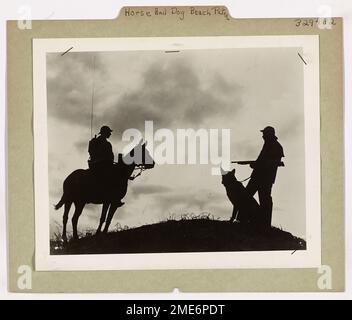 Patrouille de plage pour chevaux et chiens. Cette image illustre deux gardes-côtes des États-Unis, l'un avec un chien et l'autre sur un cheval, qui patrouillent le littoral quelque part sur la côte du Pacifique. Banque D'Images