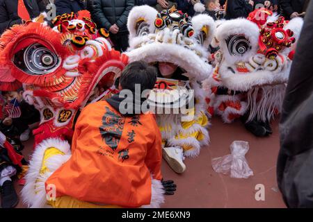 New York, New York, États-Unis. 22nd janvier 2023. (NOUVEAU) le meilleur Chinatown aux États-Unis la nouvelle année lunaire de l'ouverture du festival Firecracker et de la culture du lapin. 22 janvier 2023, New York, États-Unis : le maire de New York, Eric Adams, accueille le consul général chinois à New York Huang Ping lors du meilleur quartier chinois le nouvel an lunaire de l'ouverture du lapin à la cérémonie et au festival de la culture du pirate à Chinatown le dimanche (22.) (Credit image: © M10s/TheNEWS2 via ZUMA Press Wire) USAGE ÉDITORIAL SEULEMENT! Non destiné À un usage commercial ! Banque D'Images