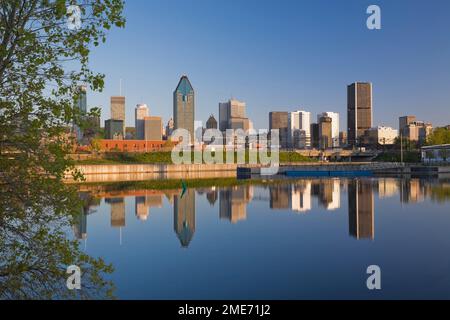 Skyline de Montréal reflété dans le bassin Peel au printemps, Québec, Canada. Banque D'Images