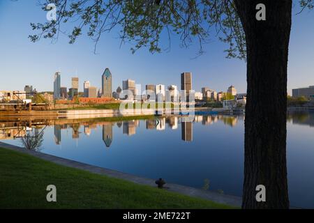 Skyline de Montréal reflété dans le bassin Peel au printemps, Québec, Canada. Banque D'Images