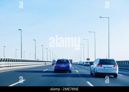 Hongrie - 20 septembre 2014 : Peugeot 407 et Open Vectra en conduite rapide sur l'autoroute hongroise Banque D'Images