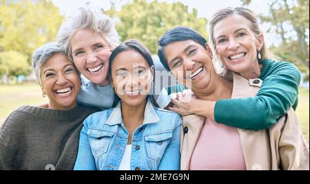 La nature, les amis et le portrait d'un groupe de femmes bénéficiant de liens, de temps de qualité et de détente à la retraite ensemble. Diversité, amitié et visages de Banque D'Images