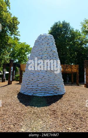 Venise, Italie - 3 juillet 2022: 59th Biennale de Venise exposition internationale d'art à Venise. L'installation à un carré intitulé 'à l'Ukraine'. Une tour o Banque D'Images