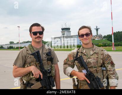 ÉTATS-UNIS Le sergent d’état-major de la Force aérienne Alexander Fossum (à gauche), l’escadron de défense Bravo 824th de la base le chef de l’escouade 1 et l’aviateur de classe 1st Michael Harbeck (à droite), membre de l’équipe d’incendie 824 de la BDS, gardent un Raptor F-22 pendant la visite du vice-premier ministre de la Pologne, ministre de la Défense nationale, le 14 août 2022, à la base aérienne de Łask Le 824th BDS Forward a été déployé à partir de la base aérienne de Ramstein, en Allemagne, pour soutenir le 90th Escadron de chasseurs expéditionnaires qui exécute la mission de protection aérienne de l'OTAN. Banque D'Images