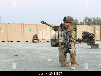 Le PFC Yadiel Ochoa, un canonnier affecté à Alpha Battery, 1st Bataillon, 320th Régiment d'artillerie de campagne, 2nd Brigade combat Team, 101st Airborne Division (Air Assault), tire la sécurité lors de l'entraînement de certification de la Table V le 15 août 2022 à Mihail Kogalniceanu, Roumanie. Le but de la formation est de tester les soldats sur leurs connaissances et leur compétence avec les diverses tâches nécessaires pour mener à bien une mission d'artillerie. Banque D'Images