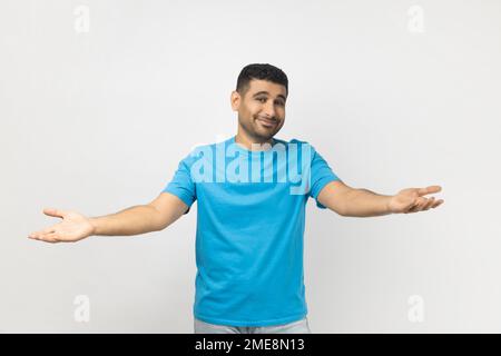 généreuse homme avec ouvert bras, homme partage ouvert mains à la recherche  à le caméra avec une amical sourire, homme accueillant de front 30964447  Photo de stock chez Vecteezy