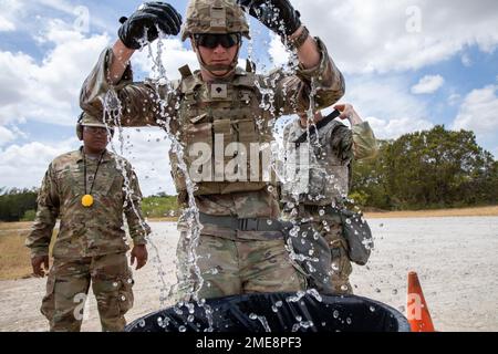 FORT HOOD, Texas - SPC de l'armée américaine Cole Sweeney, un plombier affecté à la 42e brigade de police militaire, jette ses armes dans l'eau pendant la partie de portée de la compétition FORSCOM Best Squad 2022 à Fort Hood, Texas, le 15 août 2022. La compétition Best Squad promeut l'esprit de corps et reconnaît les soldats qui démontrent leur engagement envers les valeurs de l'Armée et incarnent l'Ethos guerrier. 7MPAD, meilleure escouade, FORSCOMBSC22, Fort Hood, IAMFORSCOM, Banque D'Images