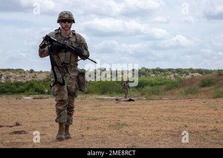 FORT HOOD, Texas - le SPC Cole Sweeney, plombier affecté à la 42e brigade de police militaire, court jusqu'à la position finale de la piste de tir au stress pendant la partie de portée de la compétition FORSCOM Best Squad 2022 à Fort Hood, Texas, le 15 août 2022. L'Armée de terre est la force de combat la mieux entraînée, la mieux équipée et la plus qualifiée au monde. 7MPAD, meilleure escouade, FORSCOMBSC22, Fort Hood, IAMFORSCOM, Banque D'Images