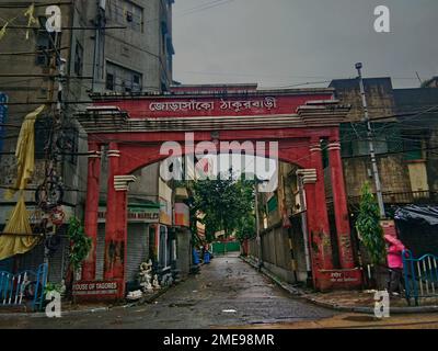 15.09.2021 kolkata bengale occidental inde, porte-voûte rouge en face de la maison de rabindranath tagore à kolkata inde Banque D'Images