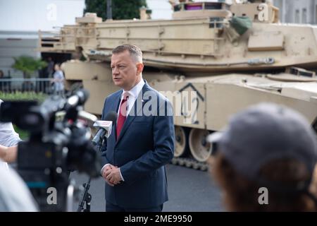 Mariusz Blaszczak, vice-premier ministre polonais et ministre de la Défense nationale, s'adresse à une équipe de reporters devant les États-Unis Pack d'amélioration du système de l'Armée M1A2 Abrams (SEP) version 2 main Battle Tank (MBT), qui fait partie du bataillon 3rd, 29th Field Artillery, 3rd Armored Brigade combat Team, 4th Infantry Division Fleet, à la fête des forces armées polonaises et à la bataille de Varsovie anniversaire 102nd, 15 août 2022, Varsovie, Pologne. En avril, Blaszczak a signé un accord officiel entre les États-Unis pour acheter 250 de la dernière mise à niveau d'Abrams, M1A2 SEPv3 Abrams MBT. Banque D'Images