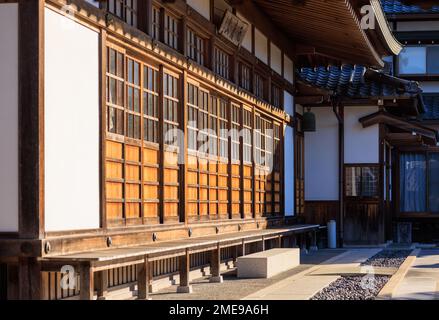 Le matin, profitez du soleil sur les portes coulissantes traditionnelles en bois du temple japonais Banque D'Images