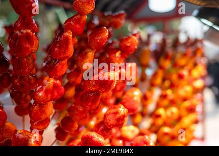 Gros plan sur les brochettes de fraises traditionnelles chinoises au caramel dur Banque D'Images