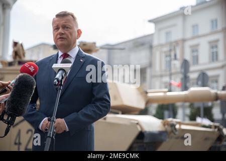 Mariusz Blaszczak, vice-premier ministre polonais et ministre de la Défense nationale, s'adresse à une équipe de reporters devant les États-Unis Pack d'amélioration du système de l'Armée M1A2 Abrams (SEP) version 2 main Battle Tank (MBT), qui fait partie du bataillon 3rd, 29th Field Artillery, 3rd Armored Brigade combat Team, 4th Infantry Division Fleet, à la fête des forces armées polonaises et à la bataille de Varsovie anniversaire 102nd, 15 août 2022, Varsovie, Pologne. En avril, Blaszczak a signé un accord officiel entre les États-Unis pour acheter 250 de la dernière mise à niveau d'Abrams, M1A2 SEPv3 Abrams MBT. Banque D'Images