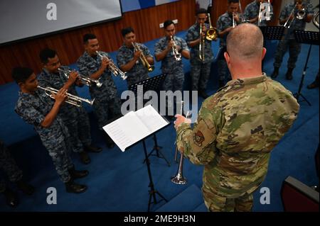 ÉTATS-UNIS Major de la Force aérienne, Jason Plosch, commandant des États-Unis La bande de la Force aérienne du Pacifique conseille les joueurs d'instruments en laiton de la Royal Malaysian Air Force lors d'une séance en petit groupe à la base aérienne de Subang, en Malaisie, le 15 août 2022. Dans le cadre de l’exercice Pacific Angel 22, les membres de la bande de trois des pays participants à l’exercice se sont réunis pour pratiquer, apprendre les uns des autres et se produire ensemble. Banque D'Images