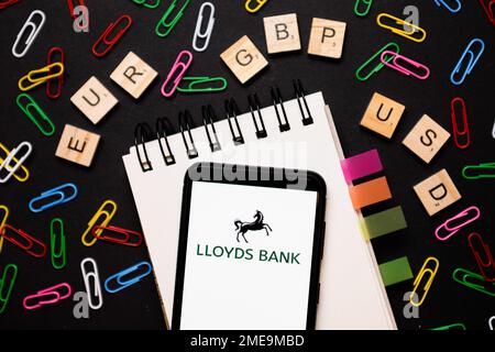 Pologne. 23rd janvier 2023. Dans cette illustration, le logo de la banque Lloyds est affiché sur un smartphone. Crédit : SOPA Images Limited/Alamy Live News Banque D'Images