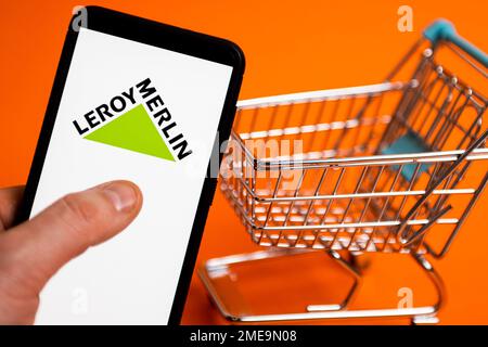 Pologne. 23rd janvier 2023. Dans cette illustration, un logo Leroy Merlin apparaît sur un smartphone. Crédit : SOPA Images Limited/Alamy Live News Banque D'Images