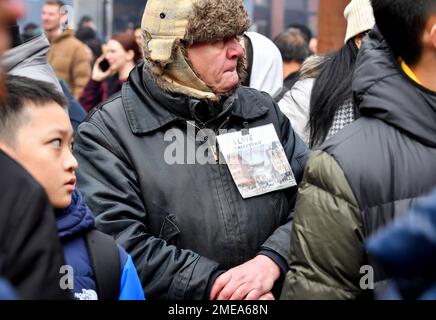 Philadelphie, États-Unis. 22nd janvier 2023. Un homme porte une épingle qui dit « J'aime Chinatown », Philadelphias Chinatown lutte contre la construction d'une arène pour le Philadelphia 76ers qui empiéterait sur la communauté déjà en déclin. Le Philadelphia 76ers tente de se déplacer dans un endroit qui emporterait loin de Chinatown, Chinatown a également perdu de l'espace à la vieille ville de Philadelphie. Crédit : SOPA Images Limited/Alamy Live News Banque D'Images