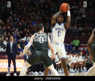 Blacksburg, Virginie, États-Unis. 23rd janvier 2023. Duke Blue Devils forward Dariq Whitehead (0) a l'intention de passer dans la poste pendant le match de basket-ball NCAA entre les Duke Blue Devils et les Virginia Tech Hokies au Cassell Coliseum à Blacksburg, en Virginie. Greg Atkins/CSM/Alamy Live News Banque D'Images