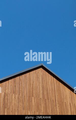 Toit avec pignon en bois sur la nouvelle maison moderne contre ciel bleu clair Banque D'Images